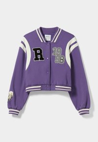 Lilla cropped varsity jakke med hvide detaljer, prydet med broderede bogstaver "R," "198," og "98," samt stripede ribbede manchetter og kant.
