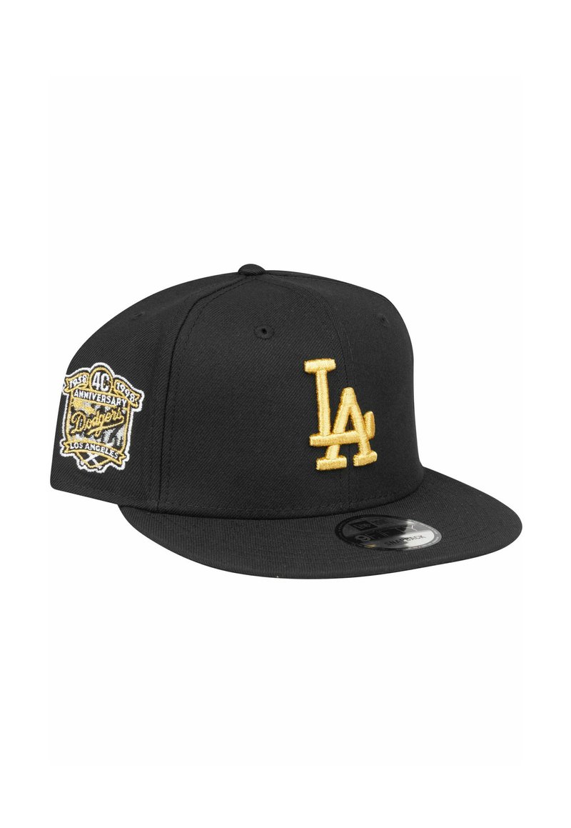 Schwarze Baseballkappe mit flachem Schirm, versehen mit einem auffälligen goldenen "LA"-Logo und einem seitlichen Patch, der den 40. Jahrestag der Dodgers feiert.