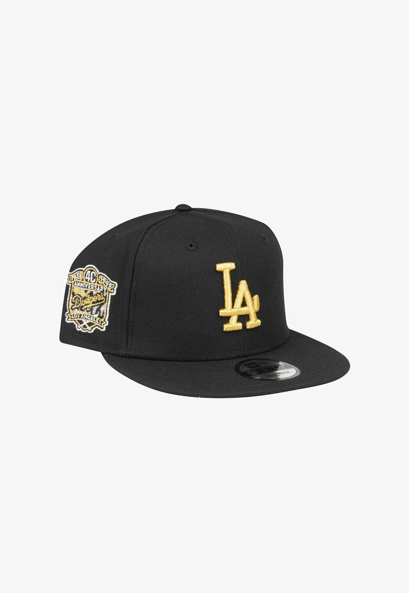 Schwarze Baseballkappe mit flachem Schirm, versehen mit einem auffälligen goldenen "LA"-Logo und einem seitlichen Patch, der den 40. Jahrestag der Dodgers feiert.