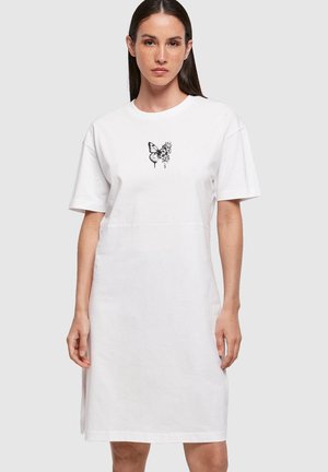 Biała bawełniana sukienka w t-shircie z krótkimi rękawami, z czarnym motylem i kwiatowym wzorem na klatce piersiowej, prosty krój, długość do kolan.