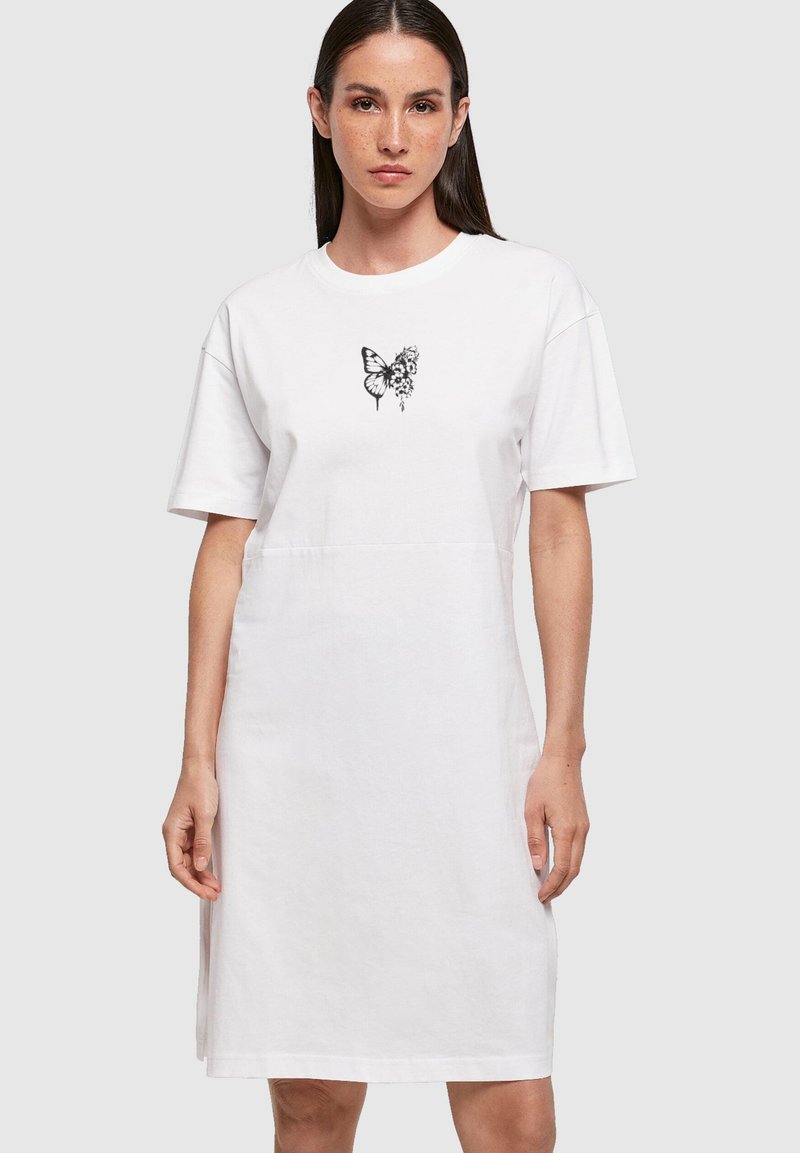 Vitt bomullst-shirtklänning med korta ärmar, med en svart fjäril och blommig grafik på bröstet, rak skärning, knälång design.