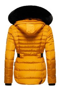 Padded jacket w jasnym żółtym kolorze z czarnym kapturem z sztucznego futra. Oferuje poziome pikowania, regulowany czarny pasek oraz ściągacze przy mankietach.