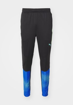 Pantaloni sportivi neri con texture a rete, logo verde e motivo a gradiente blu sulle gambe inferiori. Vita elasticizzata per un comfort aggiuntivo.