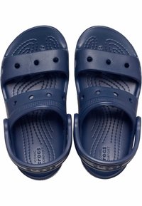 Mørkeblå sandaler laget av syntetisk materiale, med to brede stropper og en helstropp, samt en teksturert fotseng for bedre grep.