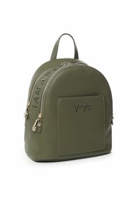 Zaino verde oliva realizzato in morbida pelle sintetica, forma arrotondata, logo in rilievo, doppia cerniera con tiranti metallici e manico superiore.