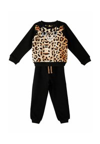 Schwarze Sweatpants mit einem passenden schwarzen Fleece-Oberteil im Leopardenmuster, das ein Katzenkopfdesign mit runden Ohren und Kordelzugdetails aufweist.