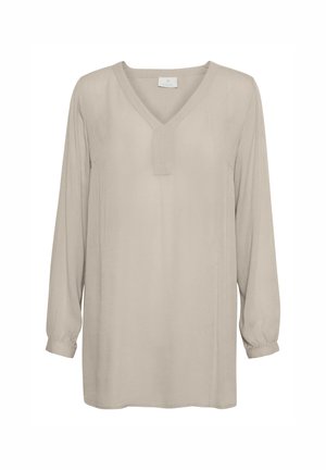 Chemisier beige à manches longues avec un décolleté en V, présentant un discreet patte de boutonnage et des poignets légèrement froncés, fabriqué dans un tissu léger et doux.