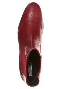 Bottine brogue en cuir rouge avec détails perforés, bout arrondi et panneaux latéraux élastiques vue de dessus.