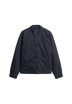 Marineblauwe jas van lichtgewicht stof, met een staande kraag, een ritssluiting aan de voorkant en twee zijzakken. Gladde textuur met minimale details.