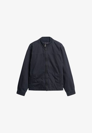 Chaqueta de color azul marino hecha de una tela ligera, con un cuello alzado, cremallera frontal y dos bolsillos laterales. Textura suave con un mínimo de detalles.