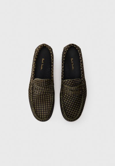 Par de mocasines de cuadros marrón y negro con plantillas negras que presentan el logo dorado "Paul Smith", exhibidos sobre un fondo blanco liso.