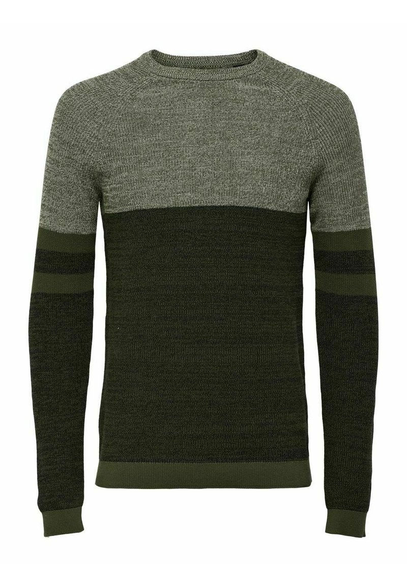 Pull en tricot vert et gris avec un col rond, présentant un design à rayures et des bords-côtes aux poignets et à l'ourlet. Les motifs mélangent des nuances plus sombres et plus claires.
