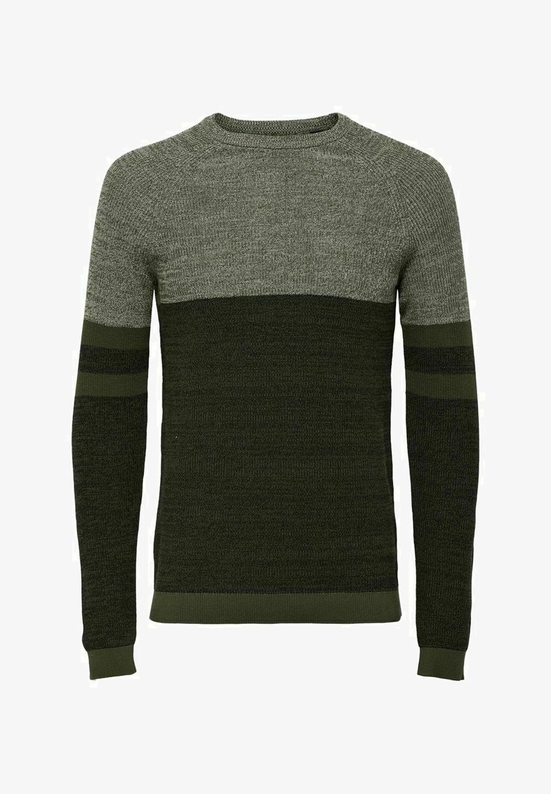 Pull en tricot vert et gris avec un col rond, présentant un design à rayures et des bords-côtes aux poignets et à l'ourlet. Les motifs mélangent des nuances plus sombres et plus claires.