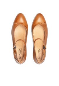 Zapatos Mary Jane de cuero marrón con un lateral texturizado, punta redonda y hebilla ajustable. Forro interior suave, color beige claro.
