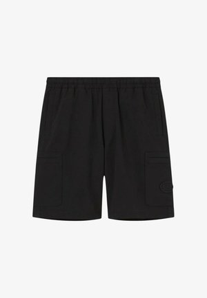 Pantaloncini casual neri con vita elastica, due tasche laterali e una piccola toppa con logo sulla tasca della gamba destra.