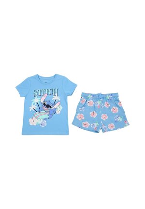 Completo blu per bambini con t-shirt grafica di Stitch e pantaloncini coordinati a stampa floreale su sfondo bianco.
