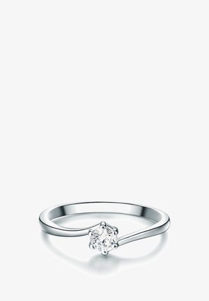 Anillo solitario de plata con un único diamante de corte redondo sostenido por seis garras sobre una banda elegante y curvada.