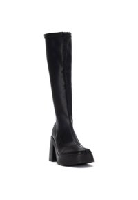 Bota negra de cuero hasta la rodilla con un tacón alto y robusto, puntera redonda y cremallera lateral, que destaca por su textura suave y diseño elegante.