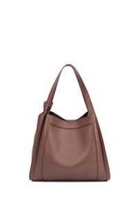 Bruine leren tote bag met een gestructureerde vorm, brede schouderbanden en een gladde, gebogen voorpaneelafwerking.