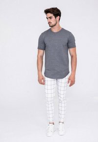 FRILIVIN À CARREAUX   - Chino - blanc