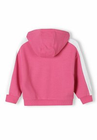 Roze dukserica s kapuljačom, opuštenog kroja, s bijelim detaljima na rukavima i rebrastim manžetama i donjem rubu. Mekana, slična flisu tekstura.