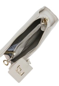 Borsa a mano in pelle beige chiaro con chiusura a zip, doppio scomparto interno e dettaglio in hardware dorato. Include un'etichetta del marchio.