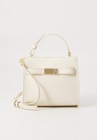 Borsa a mano in pelle crema con una forma rettangolare strutturata, dettagli in metallo dorato e una maniglia superiore. Include una tracolla rimovibile.