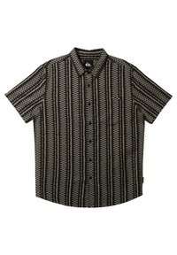 Camisa de manga corta en negro y crema con patrones geométricos. Presenta un cuello con botones y un bolsillo frontal. Tejido ligero.