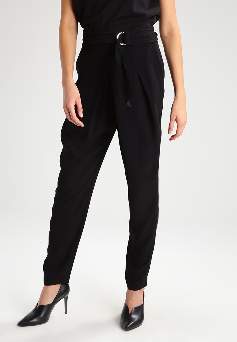 Svarta högmidjade byxor med bälte i knytning, som har en avslappnad passform och avsmalnande ben, parat med svarta klackskor.