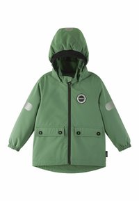 Giacca impermeabile verde con cappuccio, zip nera, due tasche frontali, accenti riflettenti sulle maniche e polsini elastici per una vestibilità aderente.