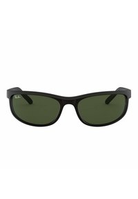 Occhiali da sole in plastica nera con lenti verde scuro. Presentano una forma elegante e curvata e sono progettati con sottili aste laterali per un look minimalista.