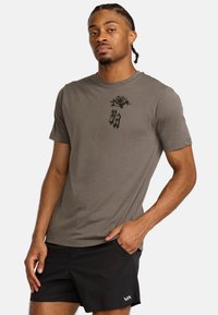T-shirt in cotone grigia con grafica di una rosa nera e lettering sul petto. Maniche corte, collo rotondo e design aderente.