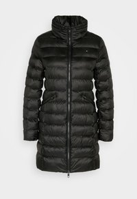 Abrigo acolchado negro con cuello alto, cierre de cremallera completo y bolsillos laterales con cremallera. La tela tiene un acabado suave y brillante con secciones acolchadas.