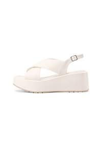 Sandali platform bianchi con design a fascetta incrociata, cinturino alla caviglia regolabile e suola testurizzata per una migliore aderenza.