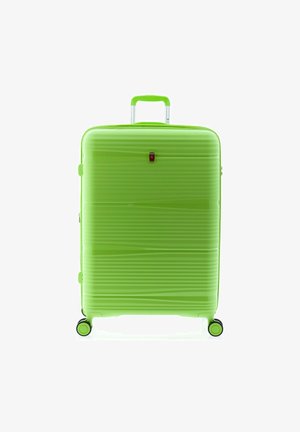 Valise rigide verte avec une texture rainurée, dotée d'une poignée combinée et de quatre roues noires. Comprend un petit détail de logo rouge.