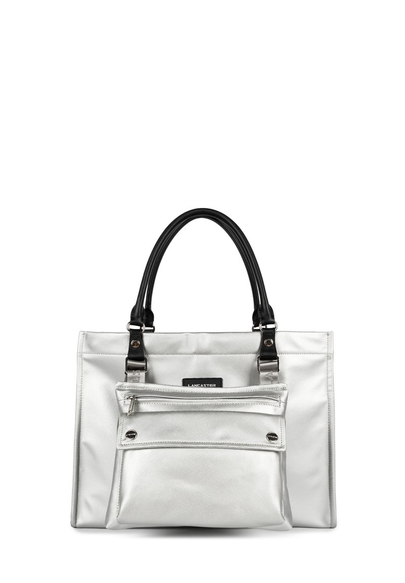 Borsa a mano in nylon argento con manici in materiale sintetico neri, dotata di una tasca frontale con chiusura a zip e etichetta con logo. Forma rettangolare, texture liscia.