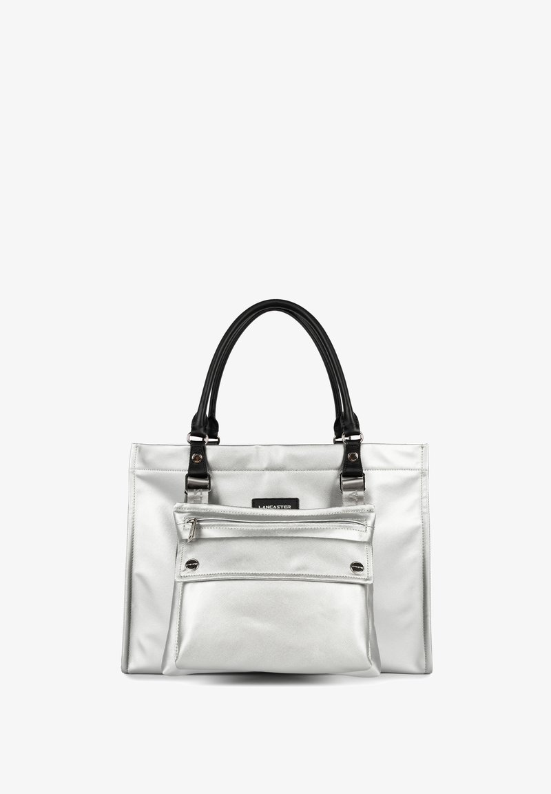 Borsa a mano in nylon argento con manici in materiale sintetico neri, dotata di una tasca frontale con chiusura a zip e etichetta con logo. Forma rettangolare, texture liscia.