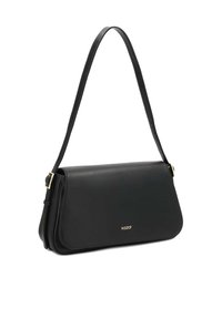 Borsa a spalla in pelle nera con design piatto, tracolla regolabile e hardware in tonalità oro. Presenta un logo discreto e una texture liscia.