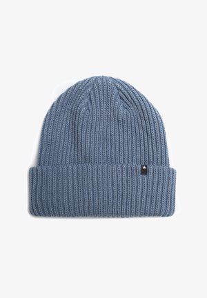 Modrý žebrovaný beanie vyrobený z pletené látky, s přehnutým lemem a malou černou nálepkou se bílou hvězdou. Měkká textura a elastický střih.