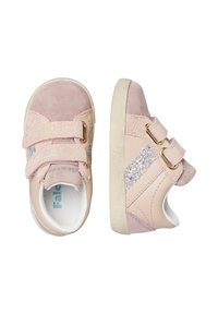 Sneakers per bambini di colore rosa chiaro, realizzati in suede e pelle sintetica, con doppie cinghie Velcro e dettagli glitterati sui lati. Suola in gomma.