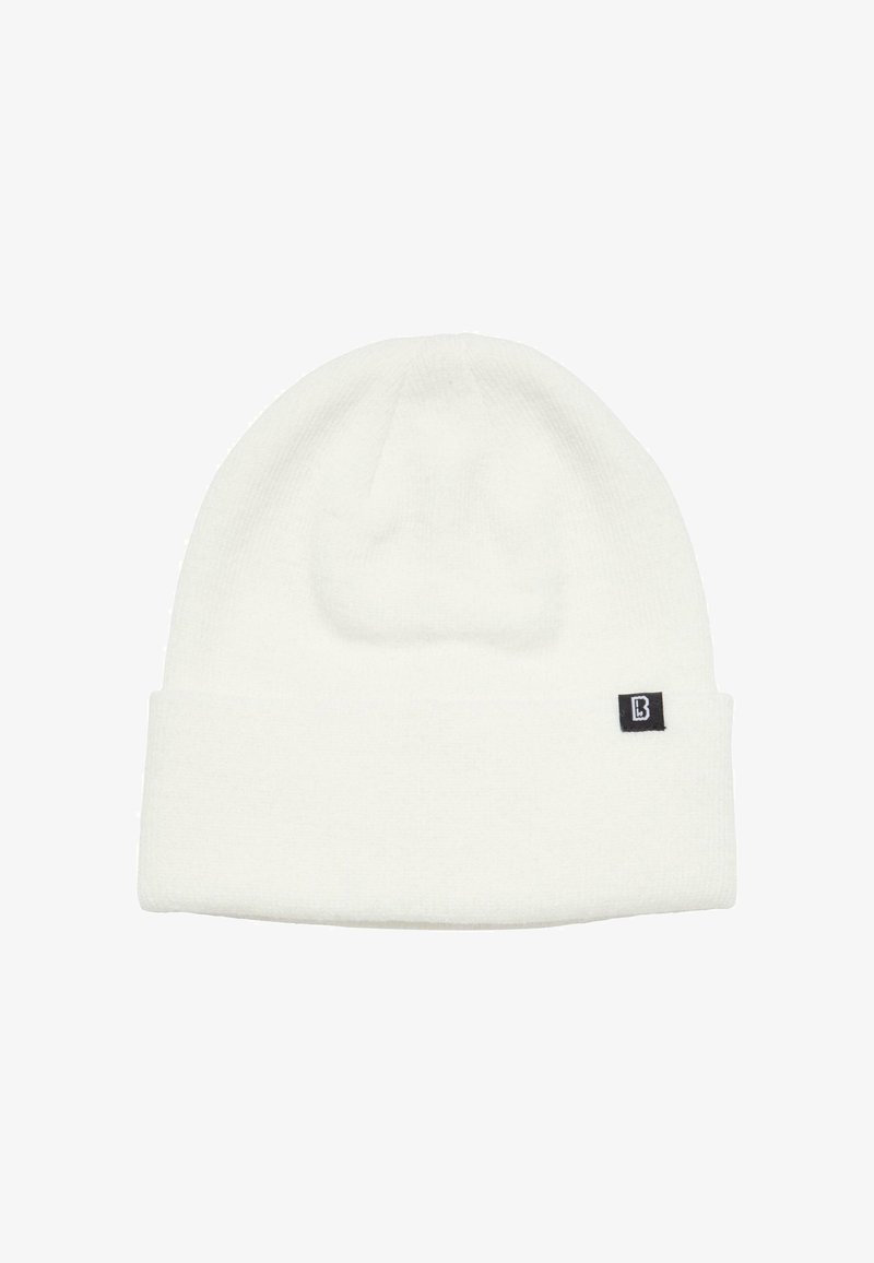 Balta mezgta kepurė su sulankstytu kraštu, pagaminta iš minkštos medžiagos. Šone yra maža juoda etiketė su baltu „B“ logotipu.