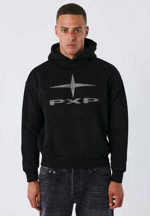 Sudadera negra con un gran logo plateado "PXP" y diseño de estrella en la parte frontal. Cuenta con un bolsillo tipo canguro y puños y dobladillo acanalados.