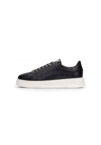 Zapatillas de cuero negro con superficie lisa, suela de goma color crema y cordones grises. Presenta un diseño minimalista y una marca sutil en el talón.