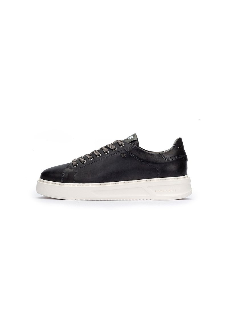 Zapatillas de cuero negro con superficie lisa, suela de goma color crema y cordones grises. Presenta un diseño minimalista y una marca sutil en el talón.