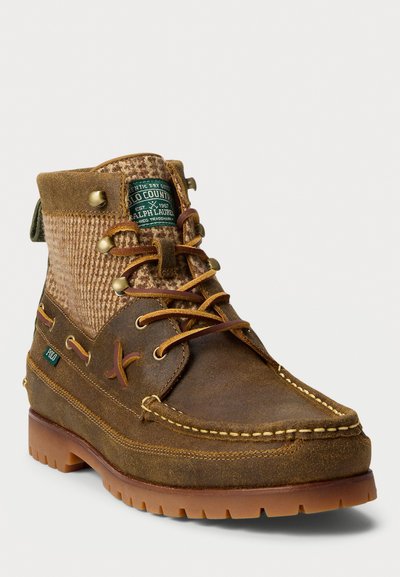 Brune lær og tweed ankelstøvel med lærsnører, metalløye, broderte detaljer og en tykk gummisåle.