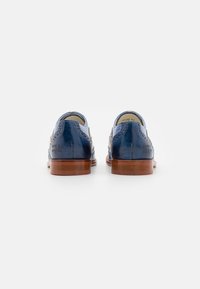 Brogue da uomo in pelle lucida blu scuro con dettagli perforati, fodera in pelle e tacco in legno marrone. Vista posteriore che mostra il design e la finitura.