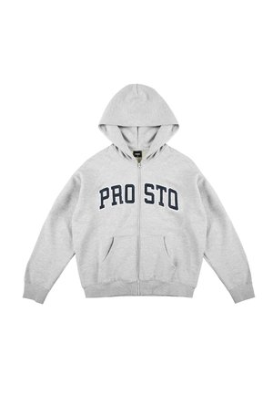 Szara bluza z kapturem zapinana na zamek z przednią kieszenią typu kangur i napisem "PRO STO" w granatowych literach na piersi.