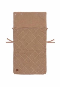 Gequilte bruine voetenzak voor babywieg met teddyfleece voering, vier oogjes aan de bovenkant en zijveters voor bevestiging.