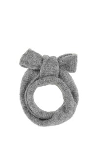 Bandeau en tissu gris avec une surface texturée et duveteuse et un détail en nœud sur le dessus. Forme ronde avec une ouverture centrale pour le porter.