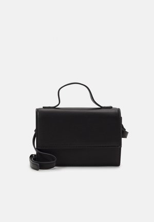 Kleine zwarte leren handtas met bovenhandvat en afneembare schouderriem op een effen achtergrond.